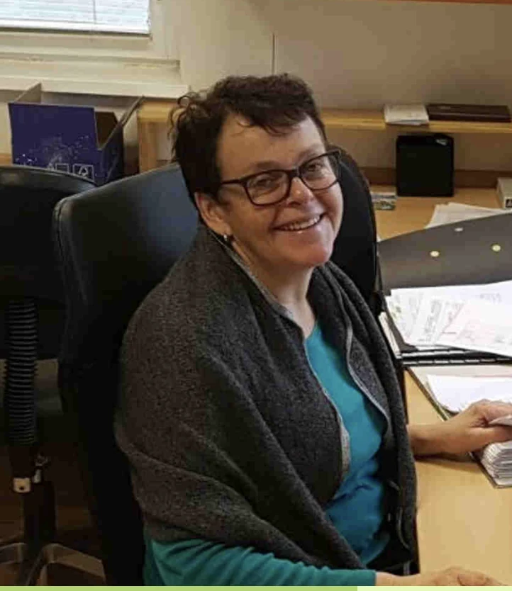 Angelika Jehle im Büro