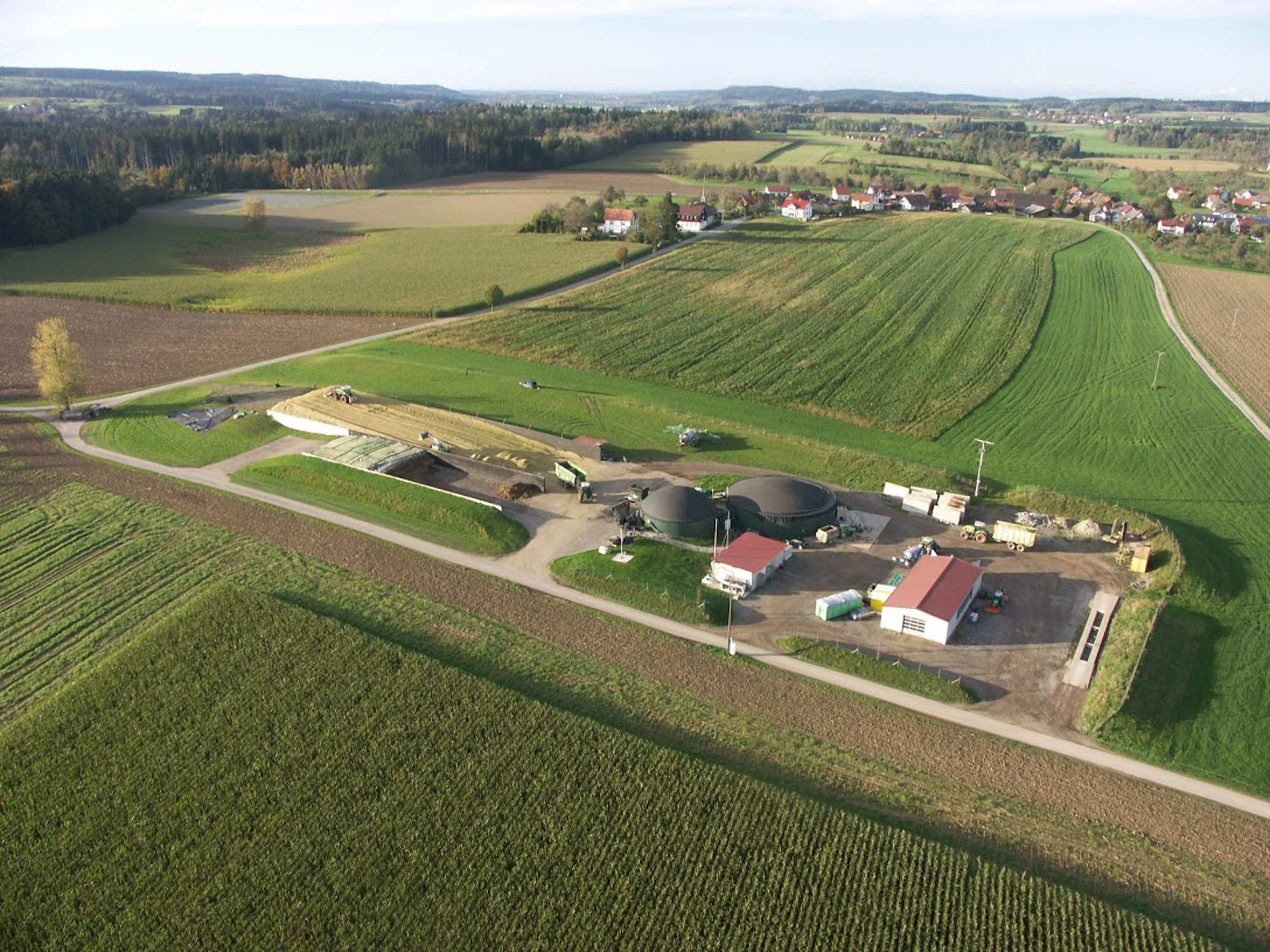 Der Hof Jehle mit Biogasanlage und umliegenden Feldern in Winterbach